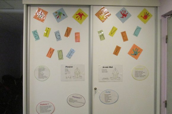 Affiches sur la communication enrichie par les signes à destination des familles de la micro-crèche de Arquebuse à Dijon.