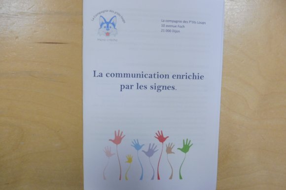 Livret sur la communication enrichie par les signes à destination des familles de la micro-crèche de Foch à Dijon.