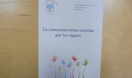 Livret sur la communication enrichie par les signes à destination des familles de la micro-crèche de Foch à Dijon.